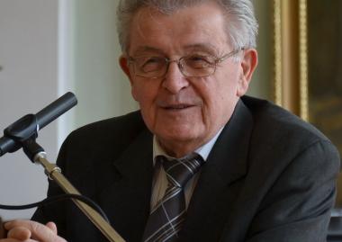 Széchenyi-díjjal tüntették ki Péntek János nyelvészprofesszort, az MTA külső tagját, az EME korábbi alelnökét