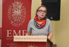 Maksay Ágnes felkonferálja a Demény Lajosról készült filmet