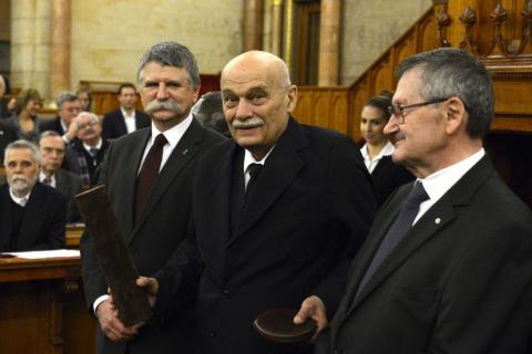 Gábor Dénes-díjban részesült Lingvay József bukaresti vegyészmérnök kutató