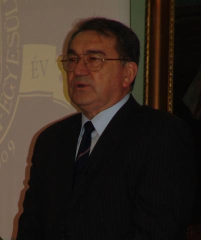 In memoriam Görömbei András (1945–2013)