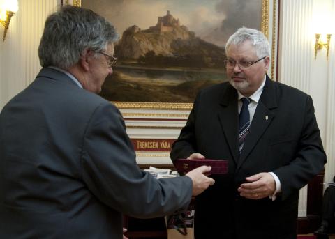 Arany János-érmemmel tüntették ki Dávid Lászlót, a Sapientia EMTE rektorát, az EME tagját