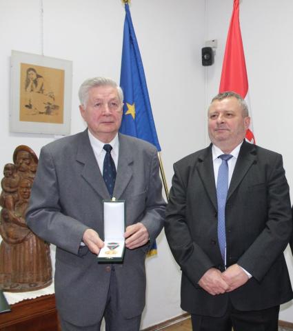 Magyar Arany Érdemkeresztet kapott Karácsony János, az EME Természettudományi Szakosztályának volt titkára