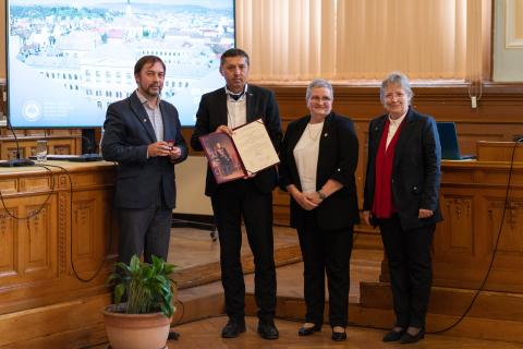 Elismerő oklevéllel tüntette ki az Erdélyi Múzeum-Egyesület elnöksége a Babeș–Bolyai Tudományegyetemet